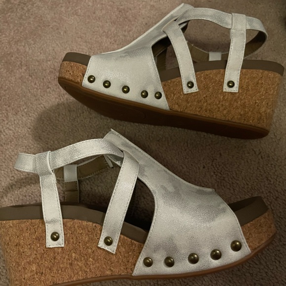 White metallic sandals size 7 - Picture 5 of 7